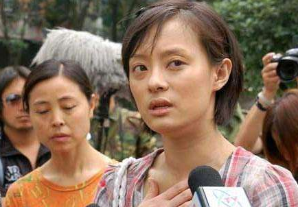 因不满孙俪断捐，而发长文“反咬”一口的向海清，如今咋样了？