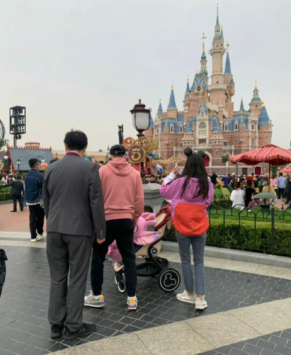 奥运冠军马龙现身迪士尼，带妻儿游玩超温馨，妻子颜值赛过女明星