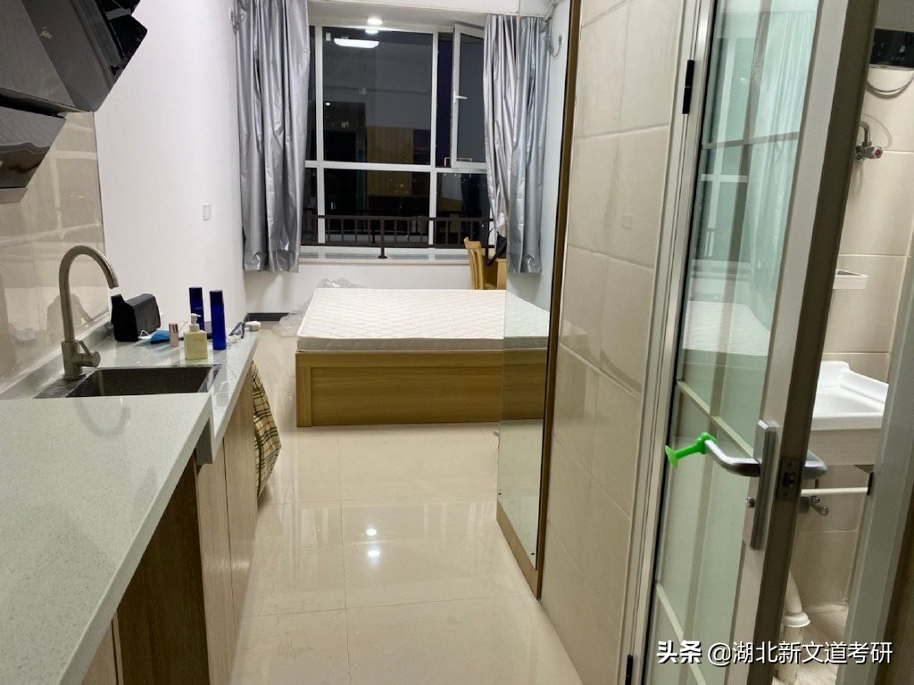 高校“最简陋”研究生宿舍上热搜！网友：叙利亚风上床下桌