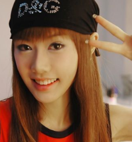 2010年,超女王贝携母整容命丧手术台,母亲私下和解的一幕耐人寻味