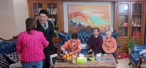 王源回家录节目，妈妈朴素出镜，家里的欧式风家具最抢眼！