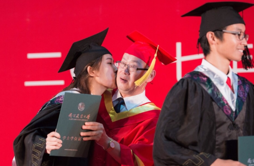 高校毕业典礼出现辣眼一幕，男生趁老师“拨穗”时，直接亲了上去