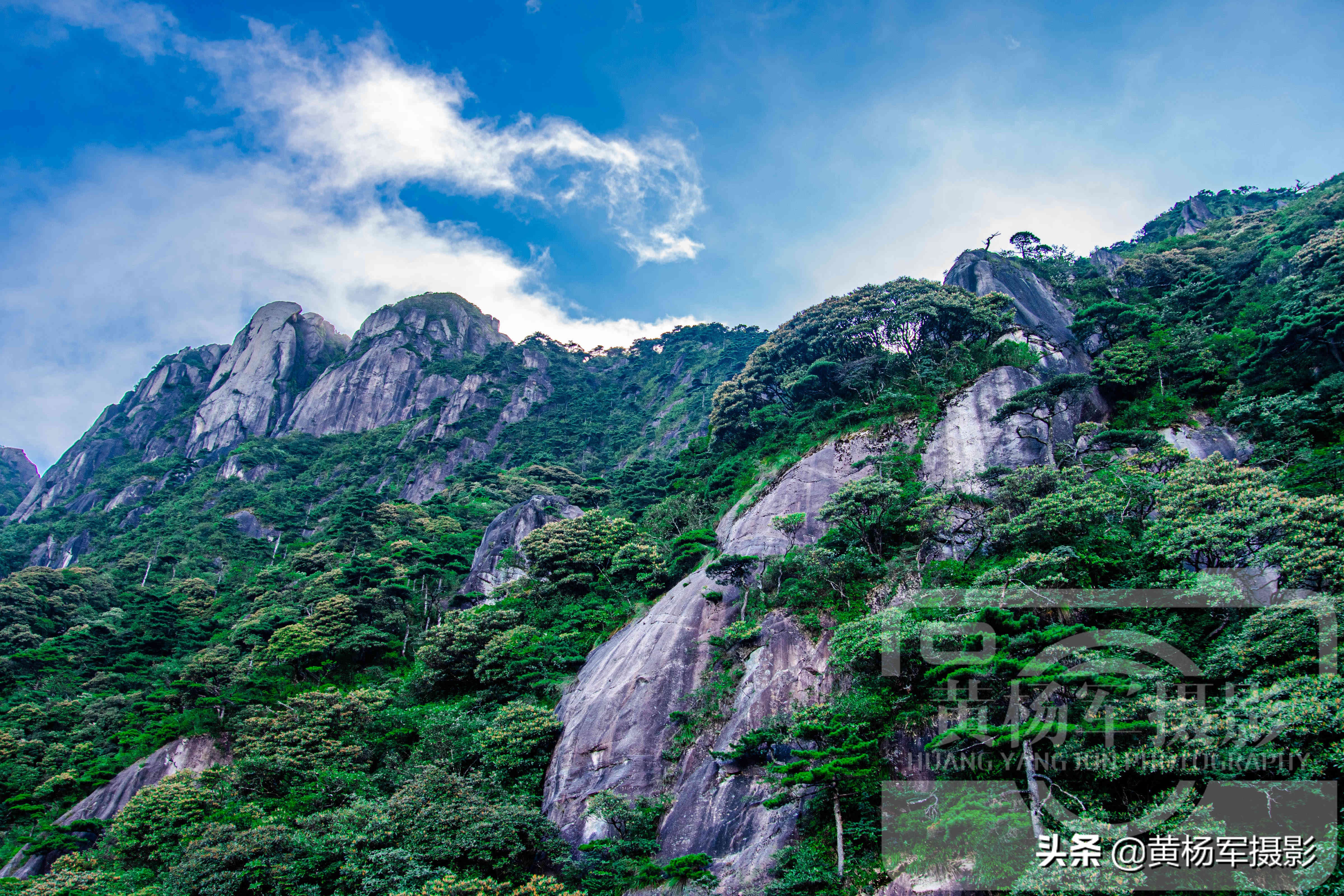 江西玉山县三清山，被誉为“江南第一仙峰”，山林险峻秀美很迷人