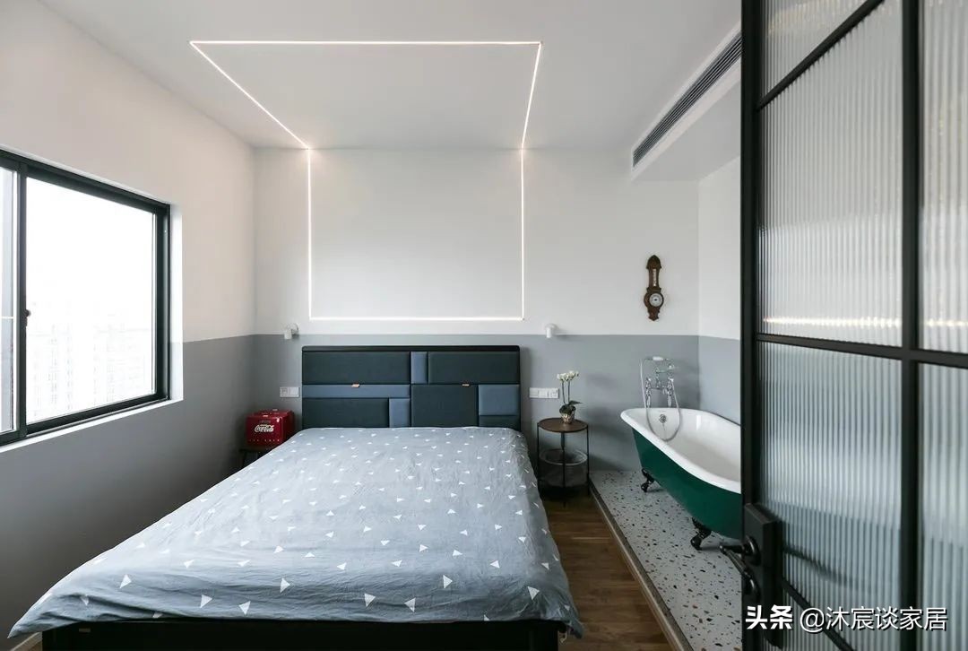 她重新装修房子，餐厨一体化后全屋开阔敞亮，室内复古浪漫很大方