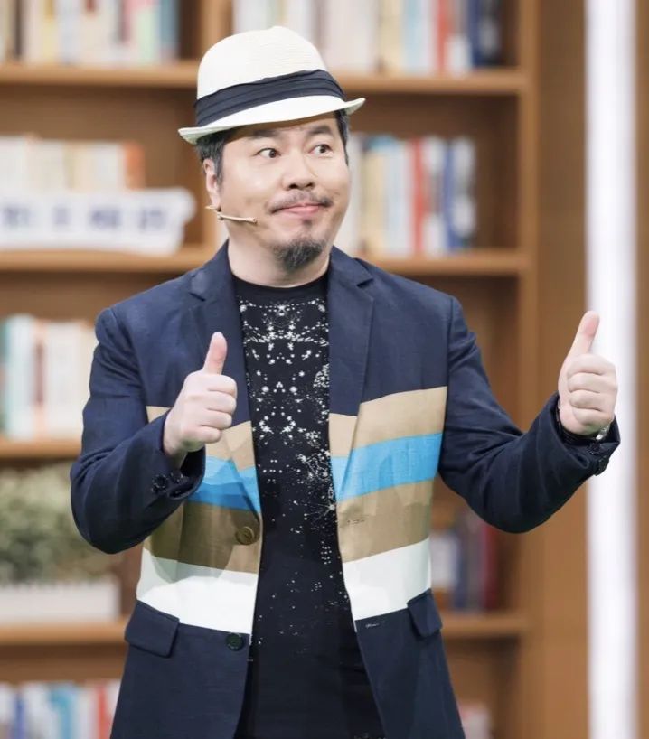 寇乃馨砸125万重金祝寿，送老公黄国伦名贵吉他，这对夫妻好能赚