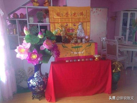 这都什么年代了，还有人信“立堂口”？虎了吧唧外甥女香火还挺旺