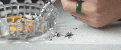 怎么弹烟灰比较帅抖烟灰技巧