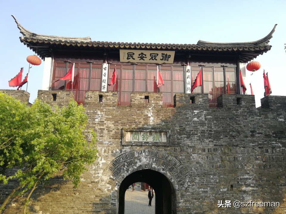 眼前的景象宛如诗句，铁铃关外烟如画，人立枫桥数客船