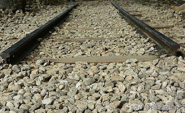 一直纳闷为什么火车铁道上要铺满碎石头？原来居然有这么大的用途