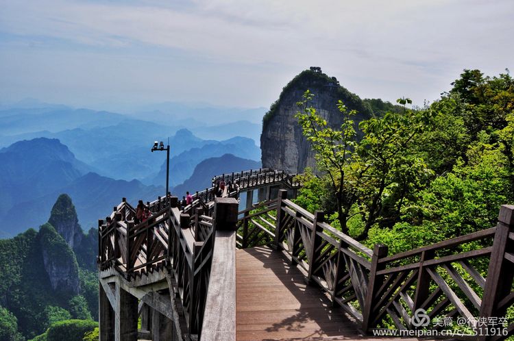 玉壶峰下松涛起，天界佛国掸尘埃！走遍千山万岭，唯天门山独有