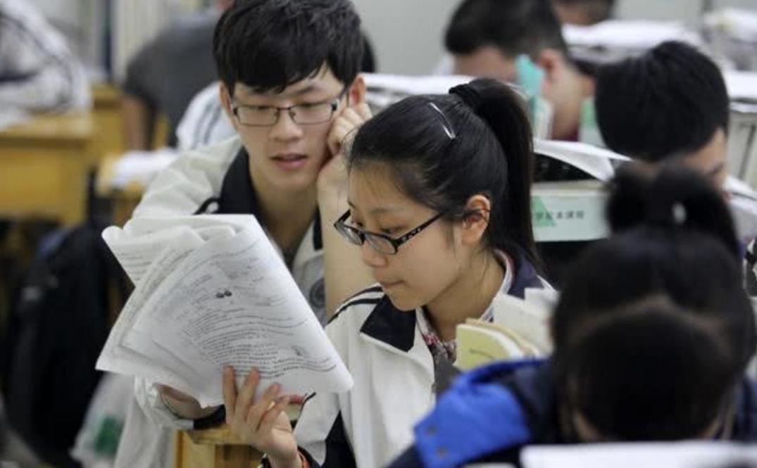 44年前“高考英语试卷”长啥样？看到第二题，小学生表示没压力