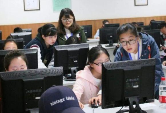 普通家庭供一名本科生读完4年大学，需要多少钱？网友：真养不起