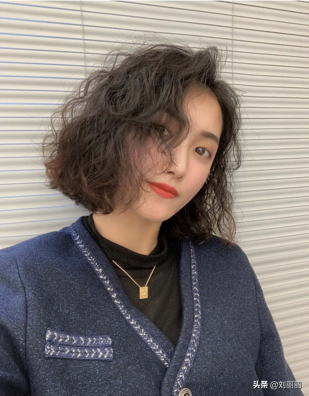 女人过了30岁,烫卷发洋气时尚不落伍,美到让你想不到