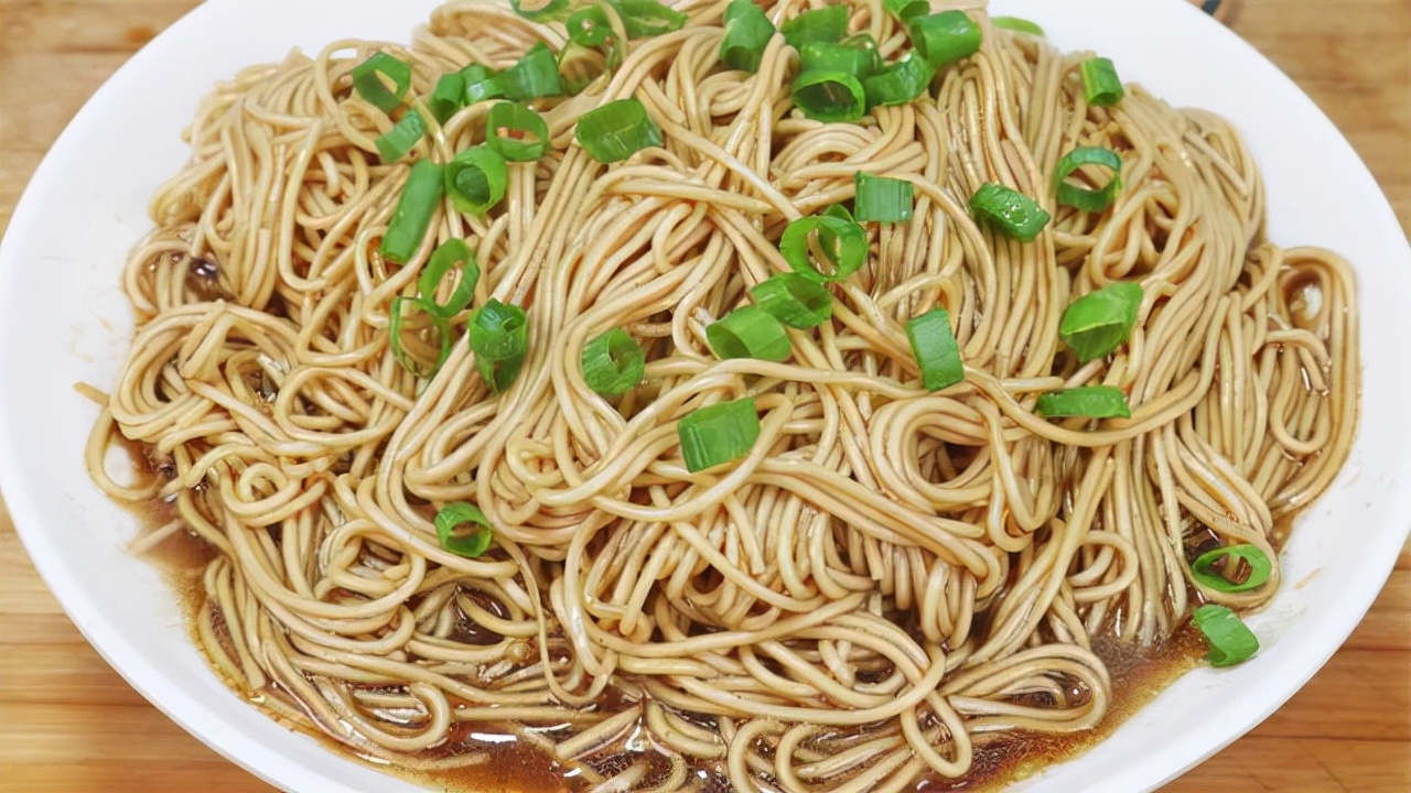 面条学会这样做，我家一周吃8次，美味又解馋，一次一大盘不够吃