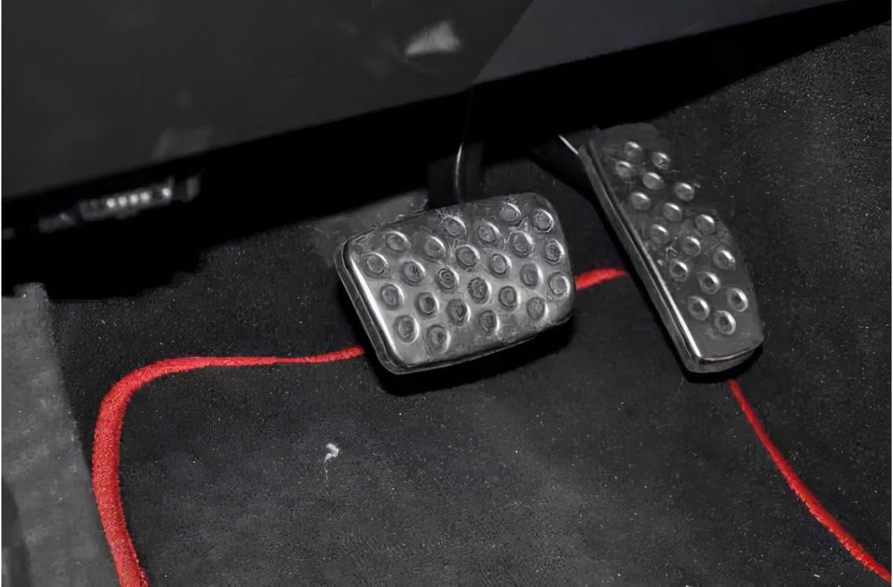 自动挡脚踩油门正确位置图解_【读车号】