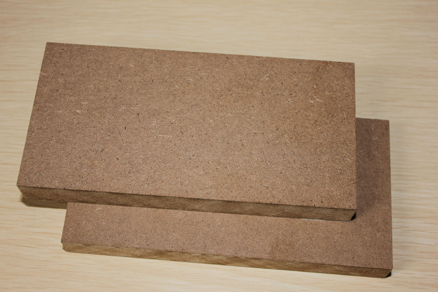 实木是最好的板材,也是最环保的一种板材,但是好一点的木材生长年限长