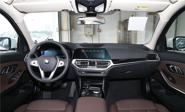 体验宝马3系320i 运动套装版，配2.0T＋8AT，空间够用，外观漂亮