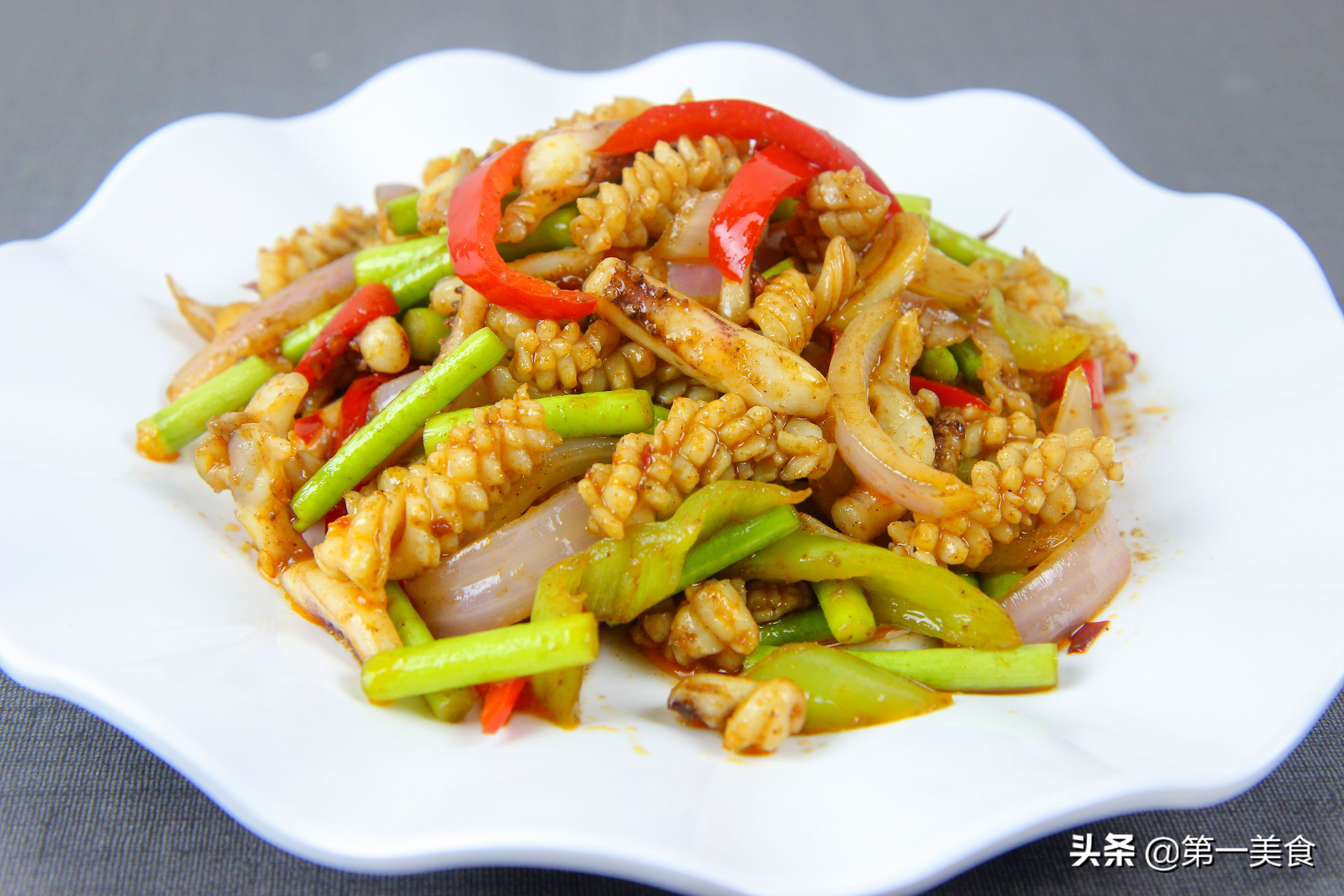 "酱爆鲜鱿",主要的原料就是新鲜鱿鱼和青红椒,无论是色泽的搭配还是