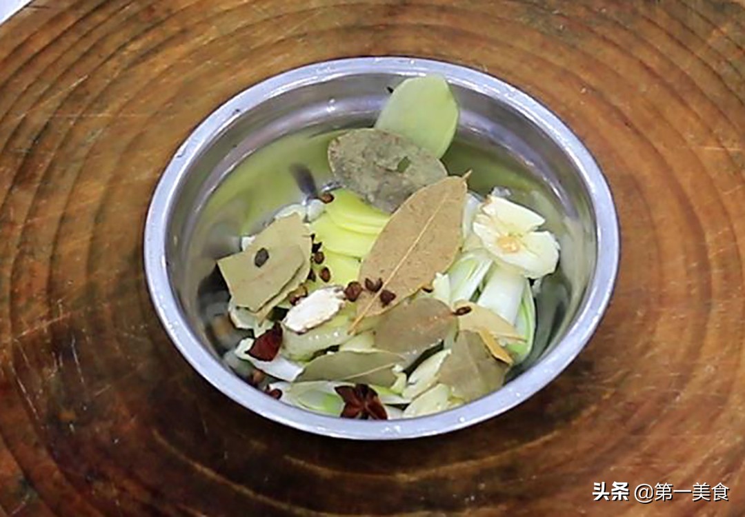 红烧鸡爪的家常做法（分享红烧鸡爪的做法诀窍）