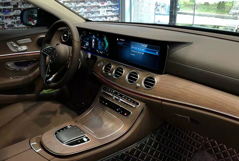 体验奔驰E300L：外观“小S级”，内饰奢华，2.0T+9AT，优惠咋样？