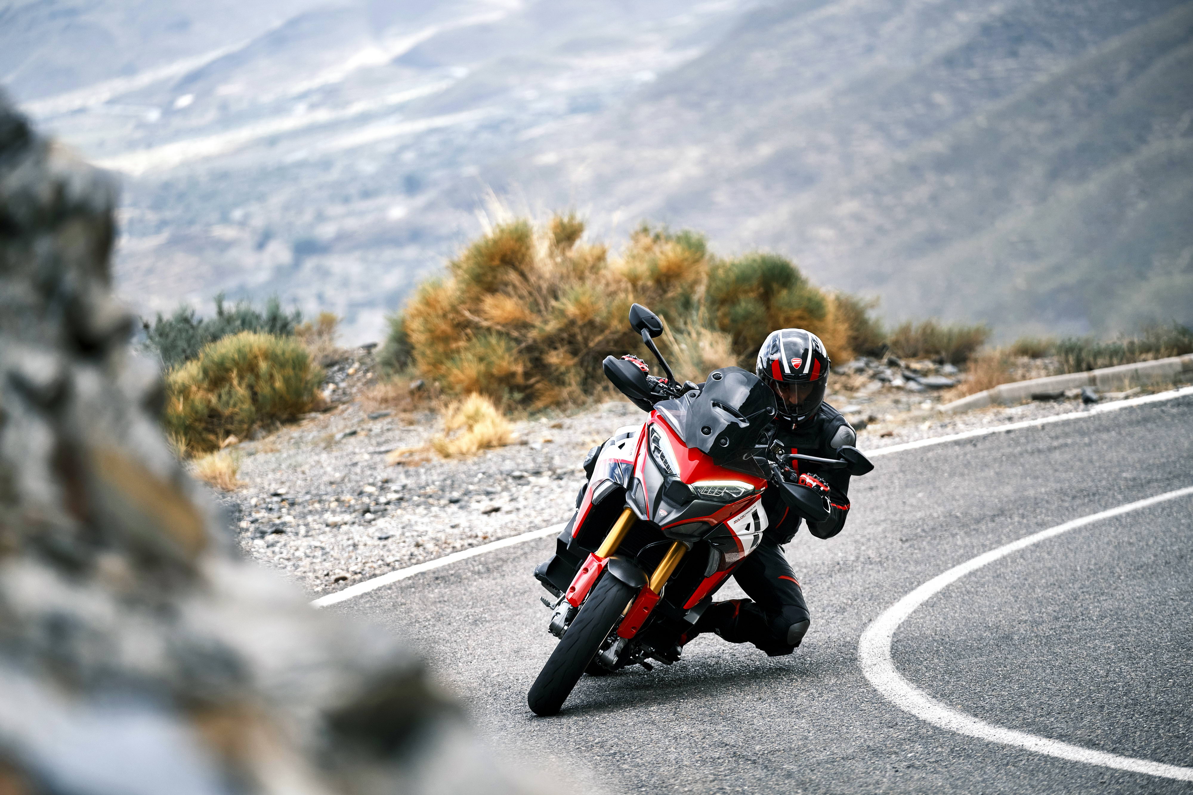 杜卡迪 2022 Multistrada V4 派克峰版 户外特写