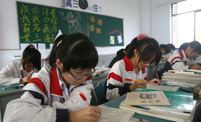 家长花10万补课费，学生高考成绩688分，为什么被人嘲笑？