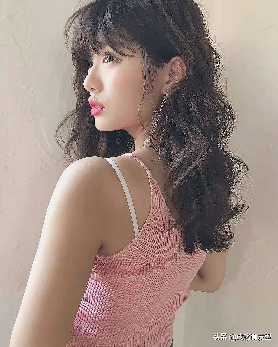 女士长发烫发发型图片大全(这10款精致时尚的长卷发今夏很流行)