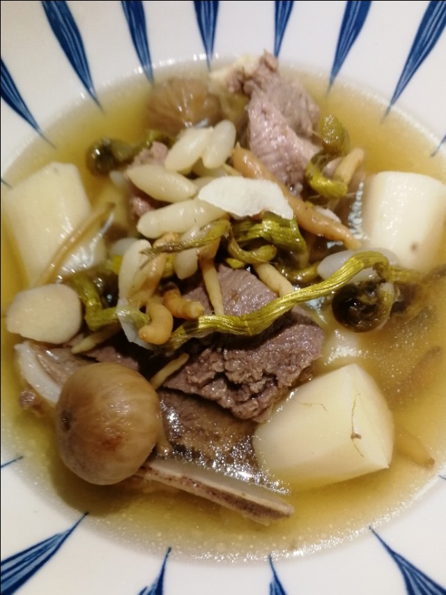 这道太子参石斛麦冬汤，搭配山药，清热又健脾，夏天喝了胃口好