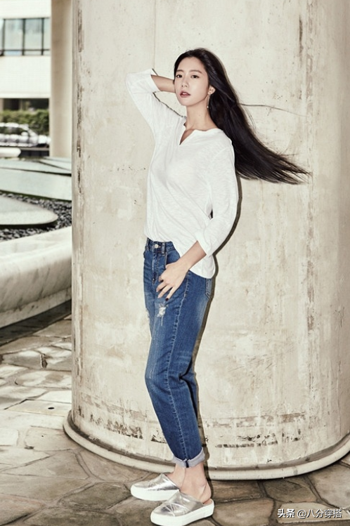克拉拉变身“清纯大学生”，白衬衫搭牛仔裤秀长腿，简单却高级
