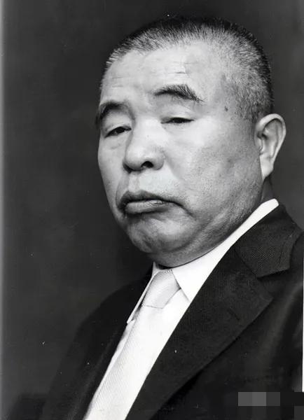 和張哲瀚合影的原來是她，黛薇夫人是日本右翼分子，蘇妲己再世