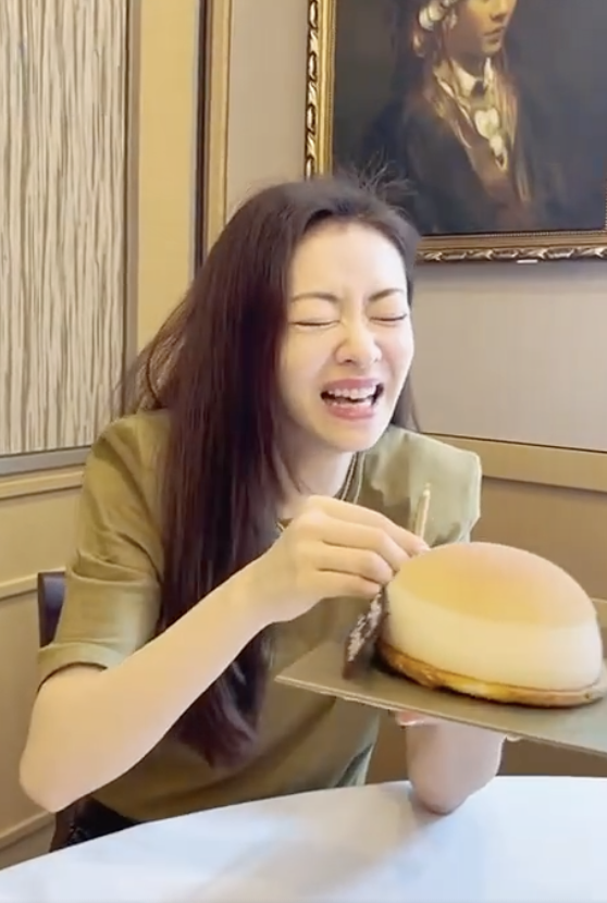 郭可颂晒全家福为熊黛林庆生，双胞胎女儿可爱出镜，夫妻甜蜜依偎