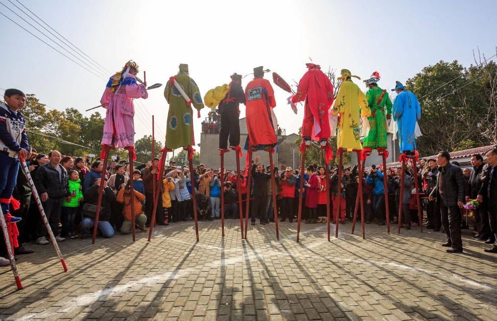 玩杂耍、搞游街，传统“高危运动”踩高跷，为何能历千年而不衰？