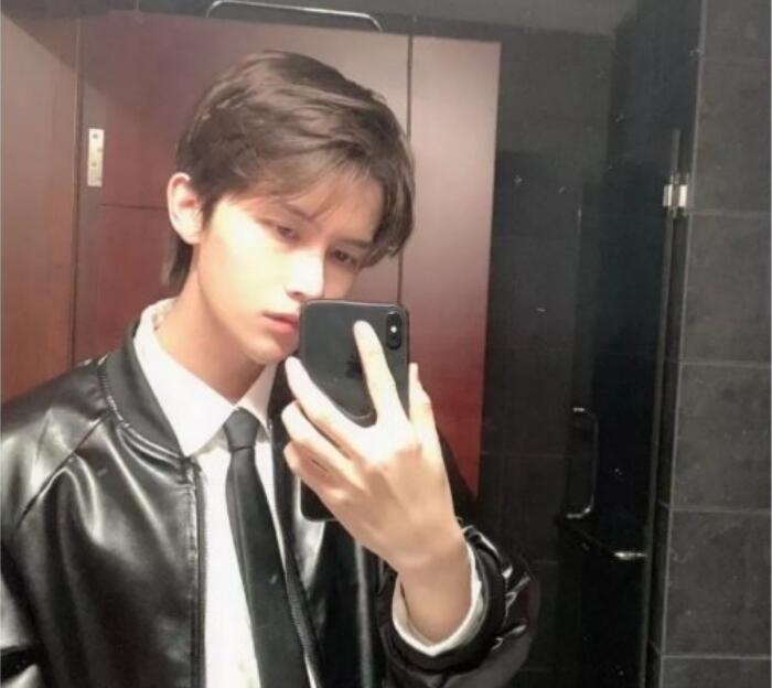 听说丑的男生找个女朋友就会变帅，你不信？来看看这几个小哥哥