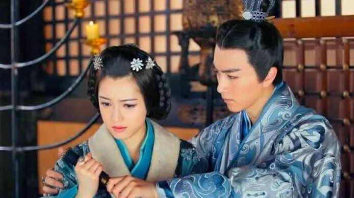 故剑君心:我将何以报你 ,以仇人的鲜血,以没落的山河。