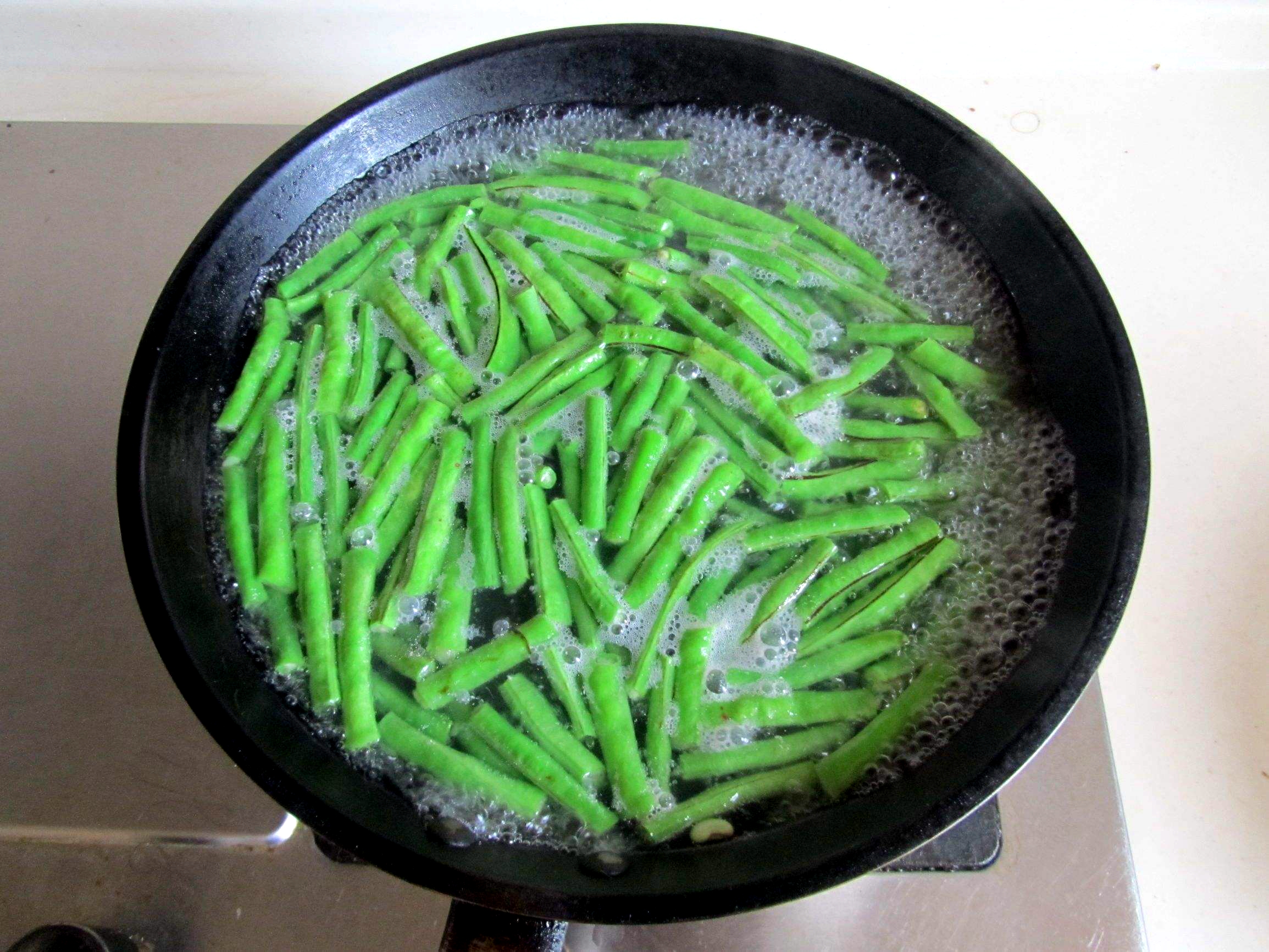 焯水,用凉水还是热水?这一步弄错了,难怪菜品颜色差味道也不对