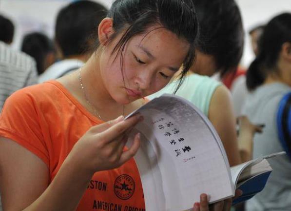 高考只考了300分，没填报志愿却收到8封录取通知书，考生笑哭了