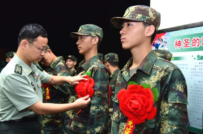 大学生参军入伍，两年义务兵退伍后能拿多少钱，学生要提前了解