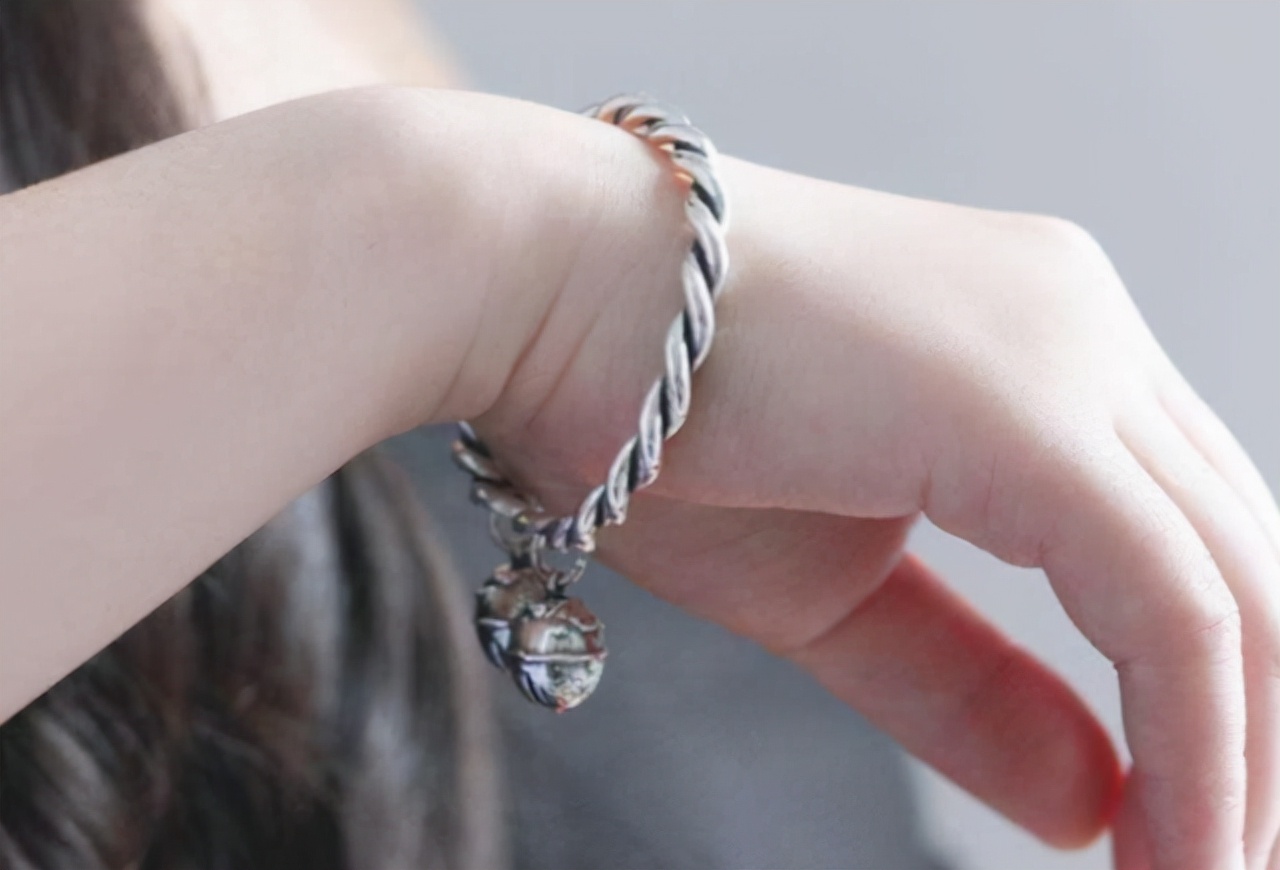 女性左手经常佩戴银手镯，并不是为了美观，可能和这几个原因有关