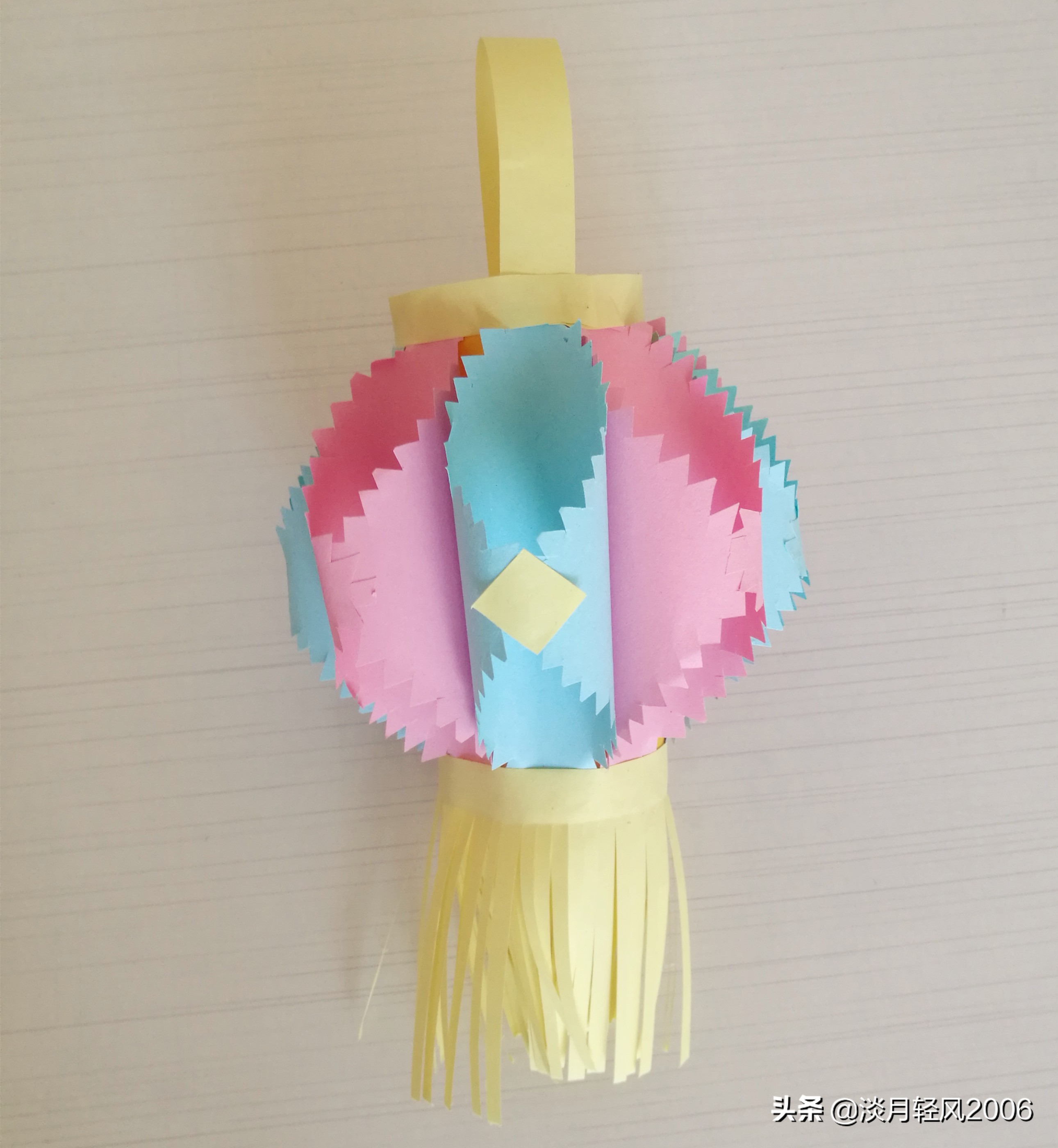 制作花灯的步骤（简单好看彩色卡纸制作花灯教程）