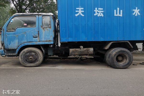 車身破爛不堪，駕駛室舉升已銹死，這臺(tái)南駿輕卡身份是個(gè)謎