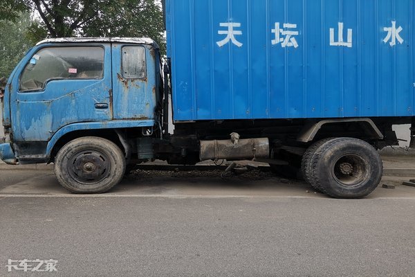 车身破烂不堪，驾驶室举升已锈死，这台南骏轻卡身份是个谜