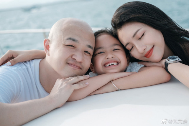 包文婧晒父母婚纱照，妈妈温柔知性，爸爸被赞比女婿包贝尔帅太多