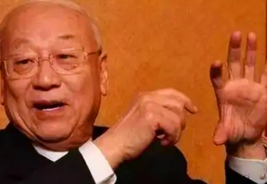 毛主席动手术，周总理不顾自身病重去探望，毛主席：我要听满江红