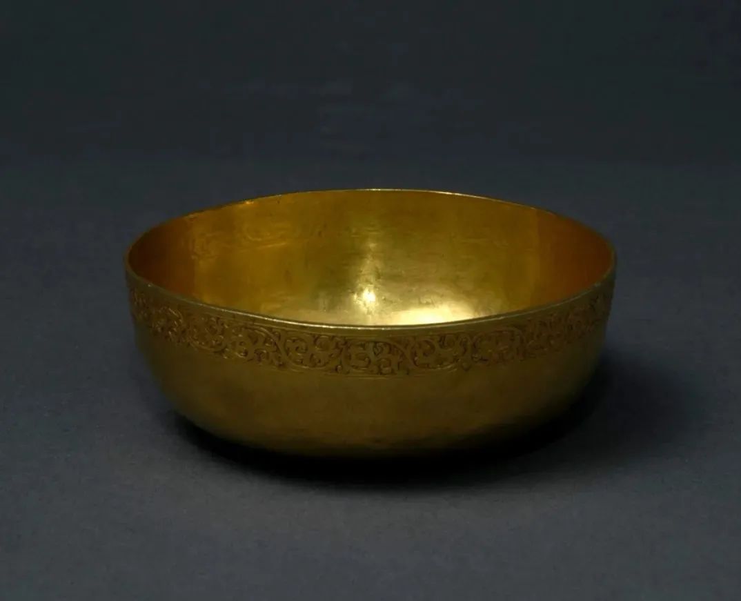 西夏人的"金饭碗",重140克,底有牡丹花,边上却是海棠花