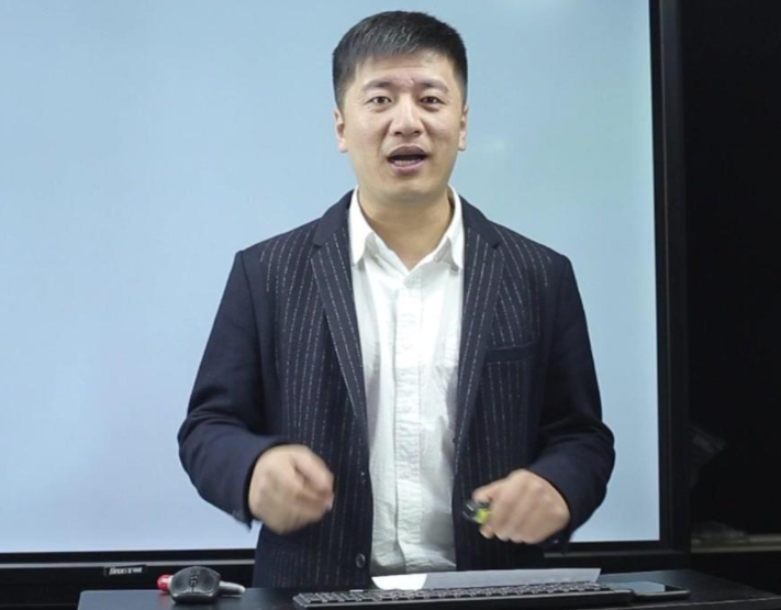 曾经红极一时的张雪峰，为何在这两年销声匿迹？只因被迫公开道歉