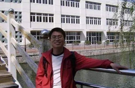 因不满孙俪断捐，而发长文“反咬”一口的向海清，如今咋样了？