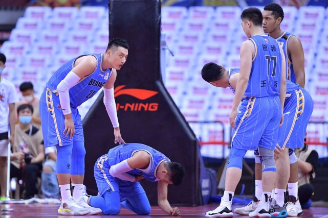 林书豪在cba为什么老摔跤(43分钟27次倒地！NBA对抗不错的林书豪，为何转战CBA一碰就倒？)