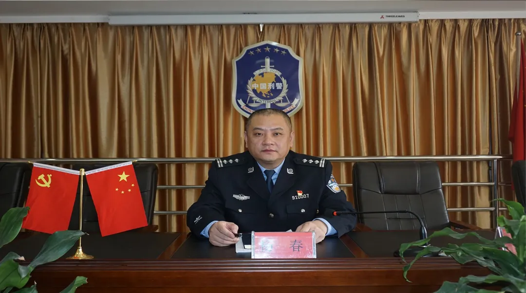 公安局长是黑老大,审讯时200多天不开口,突然有一天唱起了《从头再来》