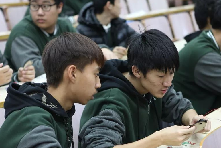 武汉学院迎来“明星女孩”，长相姓名同撞迪丽热巴，犹如复制粘贴