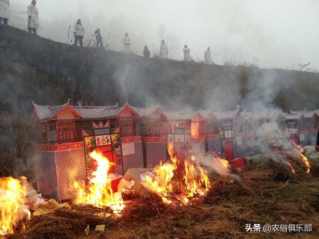 国内10个地区农村报丧仪式，你们见过哪些？放鞭炮吹竹号真不稀奇